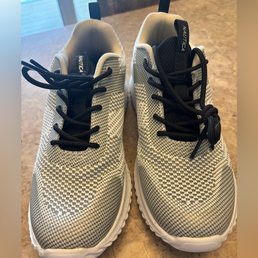 NWOB Nautica Women’s size 8 Gray White Tennis Shoe Knit Athletic Sneakers New